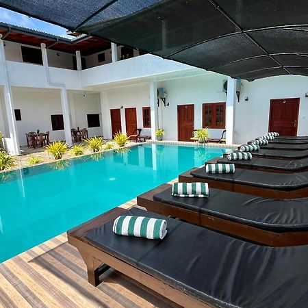 Sundowners Guesthouse Хикадува Екстериор снимка
