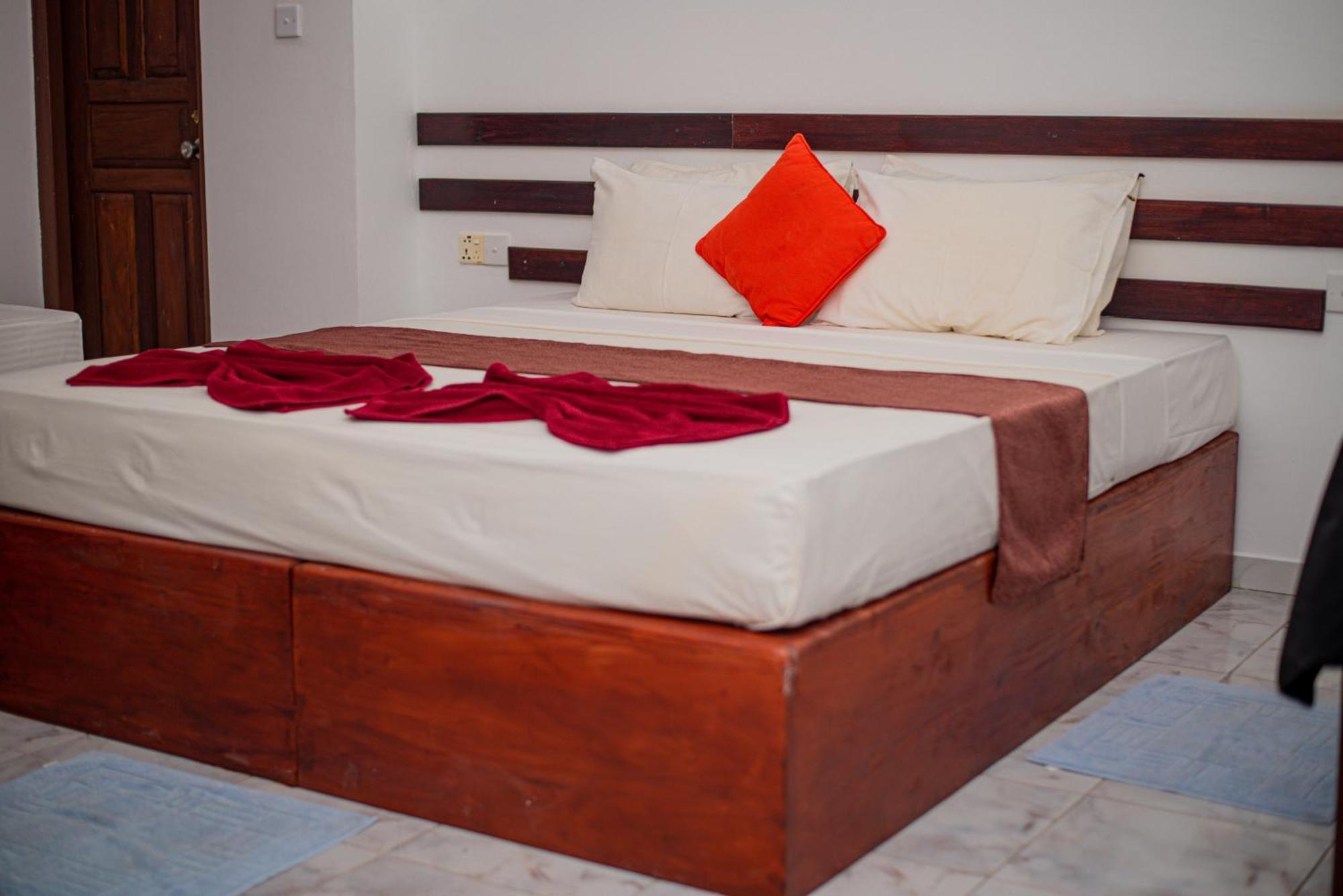 Sundowners Guesthouse Хикадува Екстериор снимка