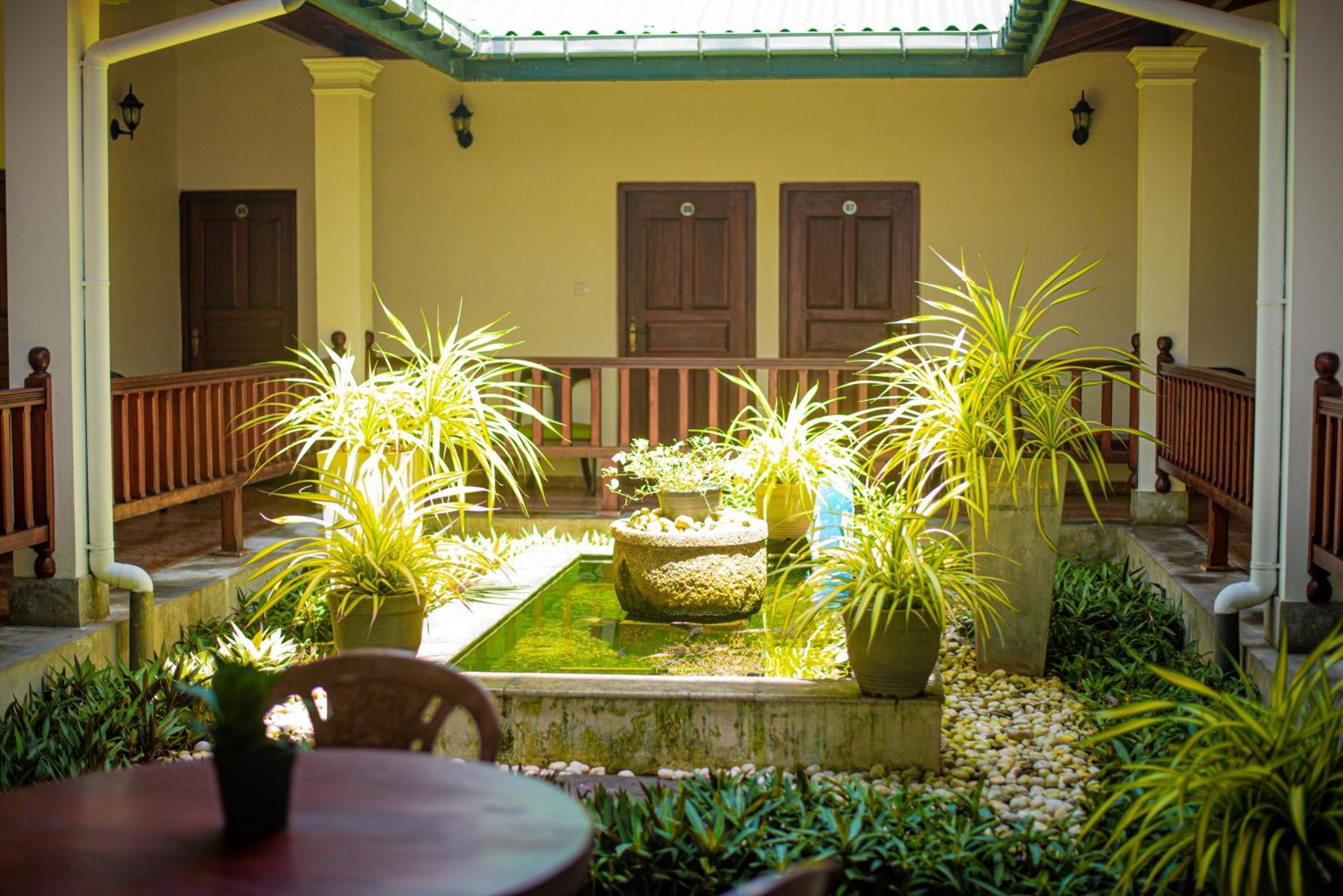Sundowners Guesthouse Хикадува Екстериор снимка