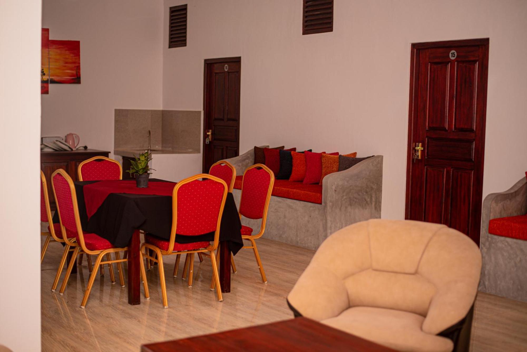 Sundowners Guesthouse Хикадува Екстериор снимка