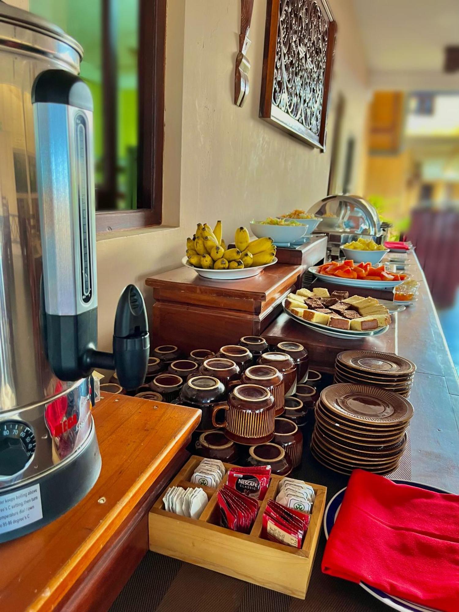 Sundowners Guesthouse Хикадува Екстериор снимка