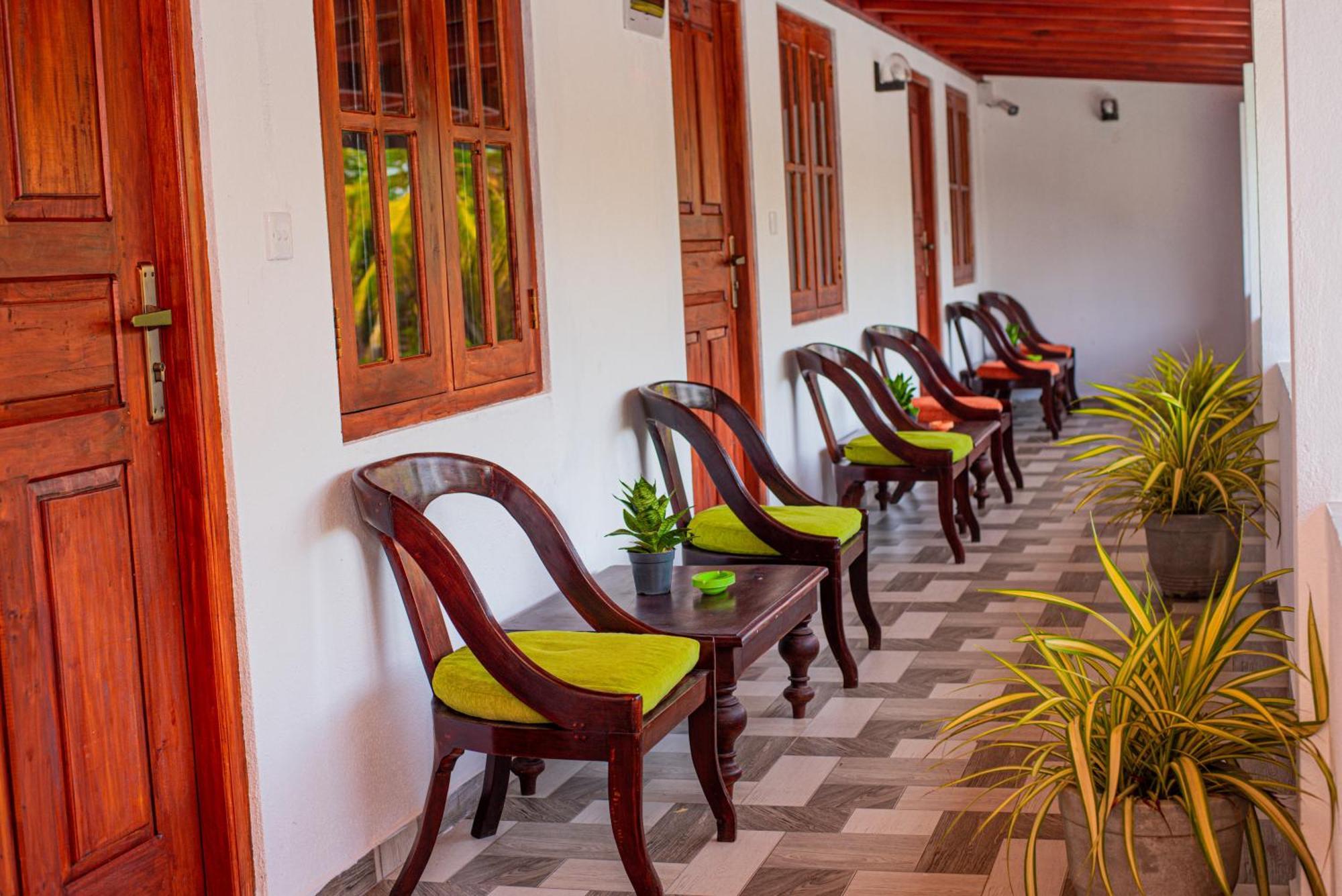 Sundowners Guesthouse Хикадува Екстериор снимка