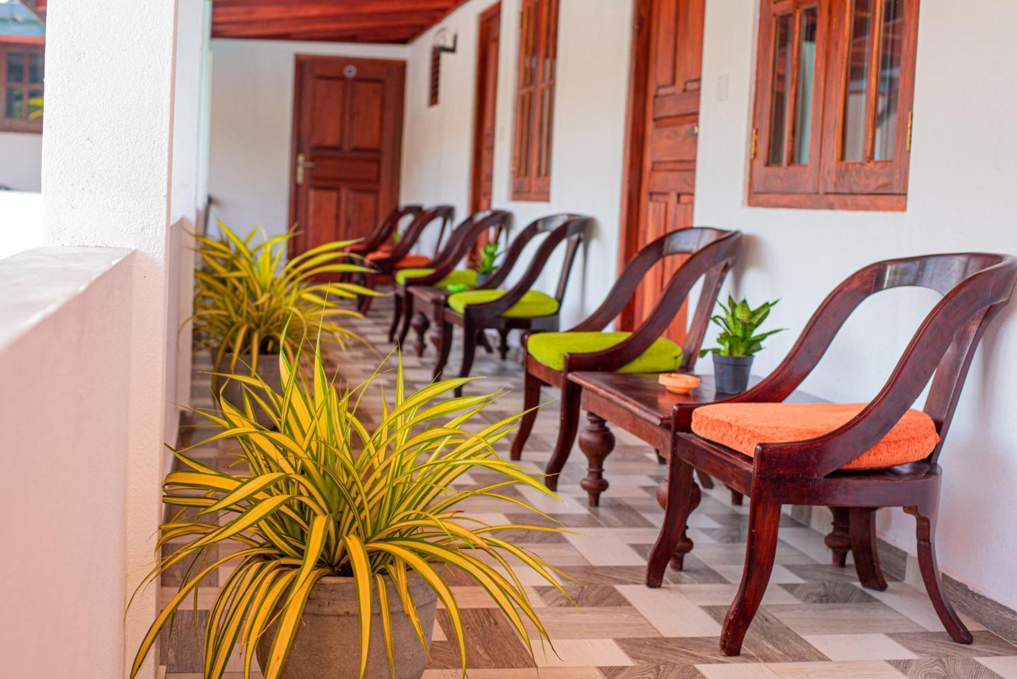 Sundowners Guesthouse Хикадува Екстериор снимка