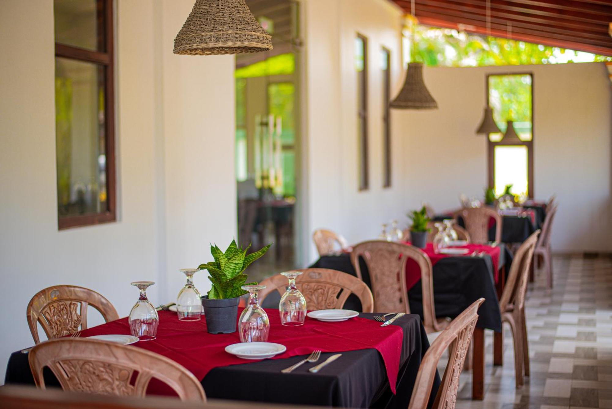 Sundowners Guesthouse Хикадува Екстериор снимка