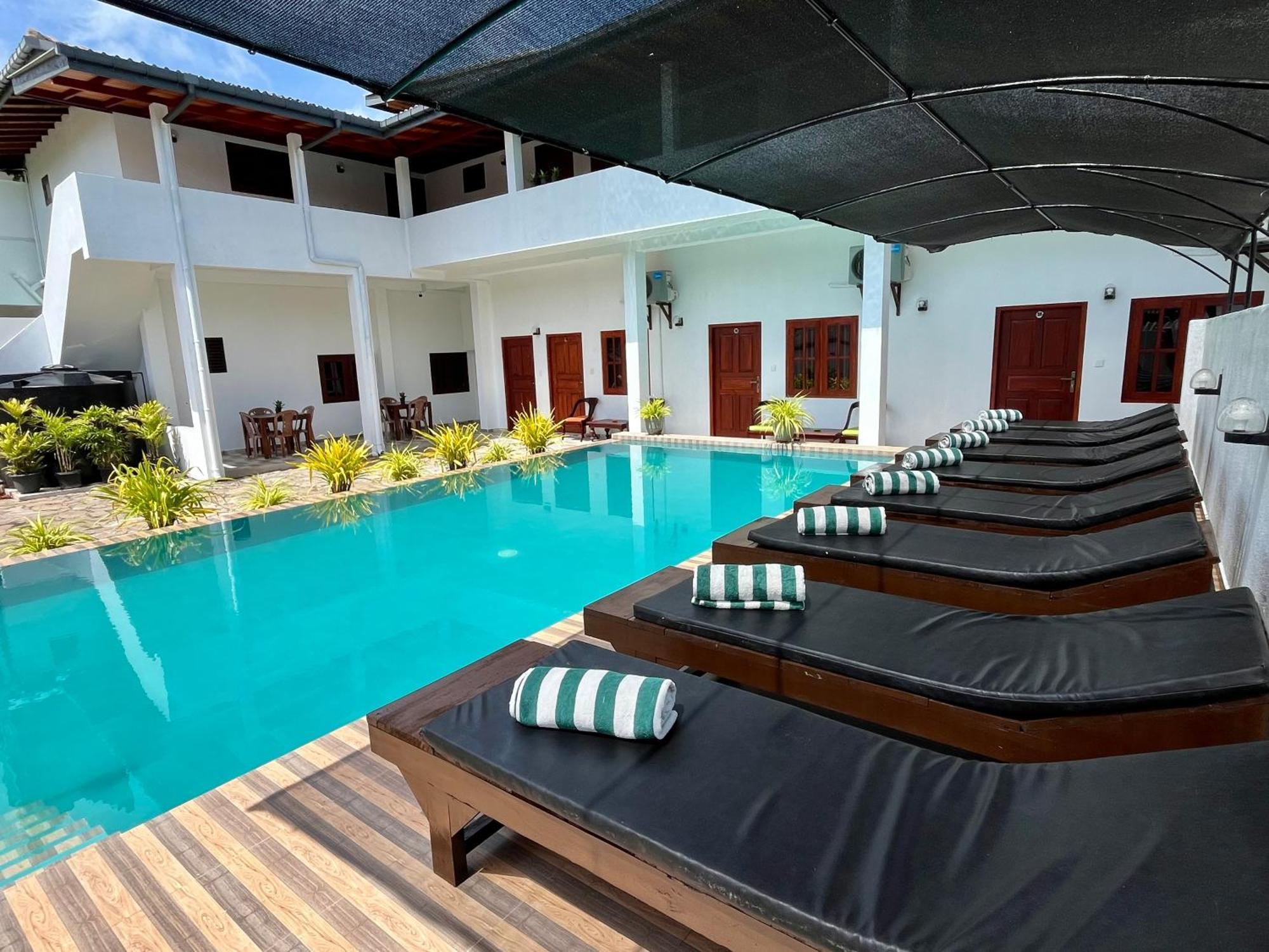 Sundowners Guesthouse Хикадува Екстериор снимка
