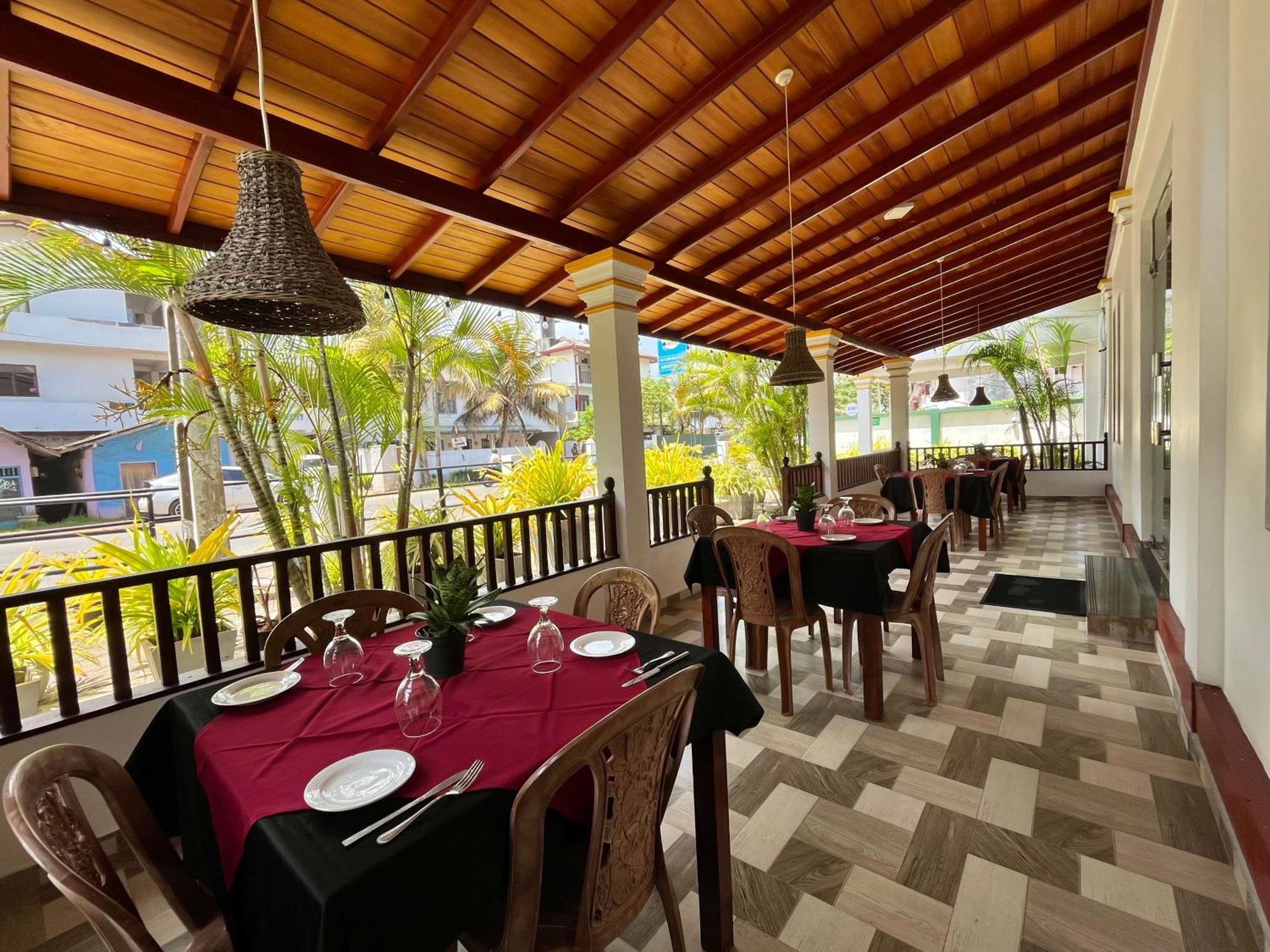 Sundowners Guesthouse Хикадува Екстериор снимка