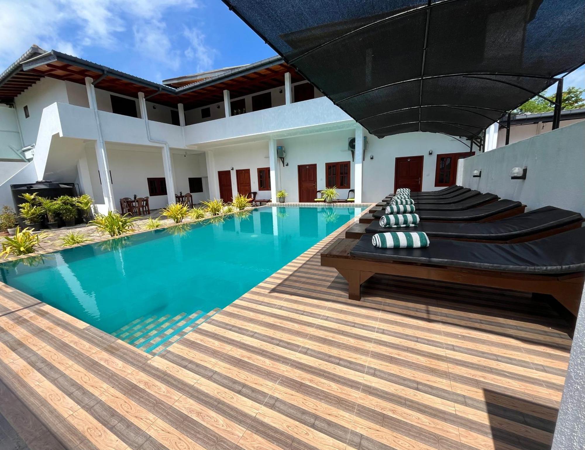 Sundowners Guesthouse Хикадува Екстериор снимка