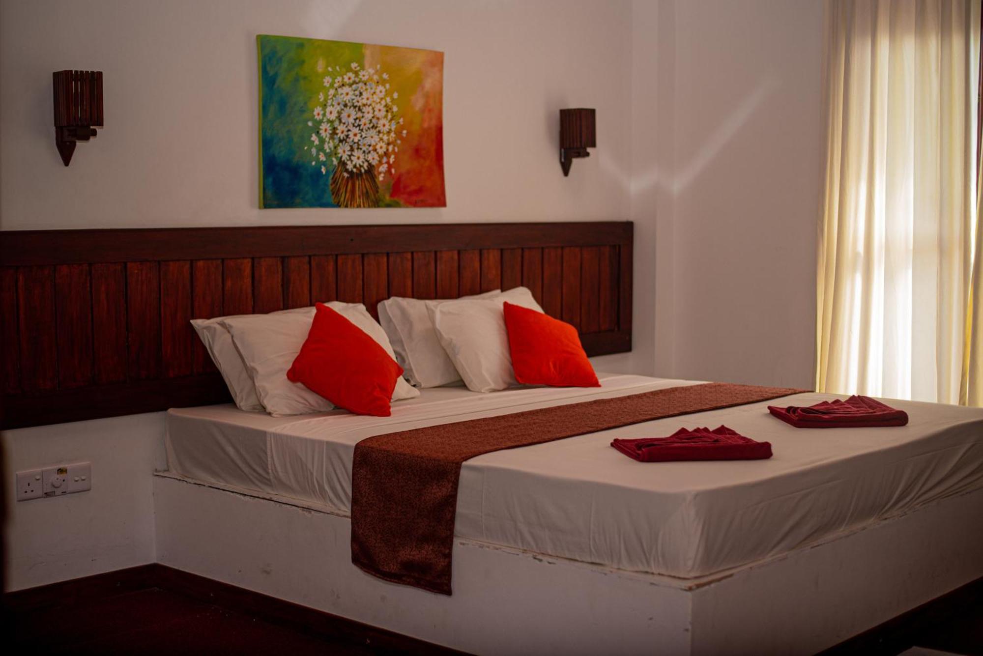 Sundowners Guesthouse Хикадува Стая снимка