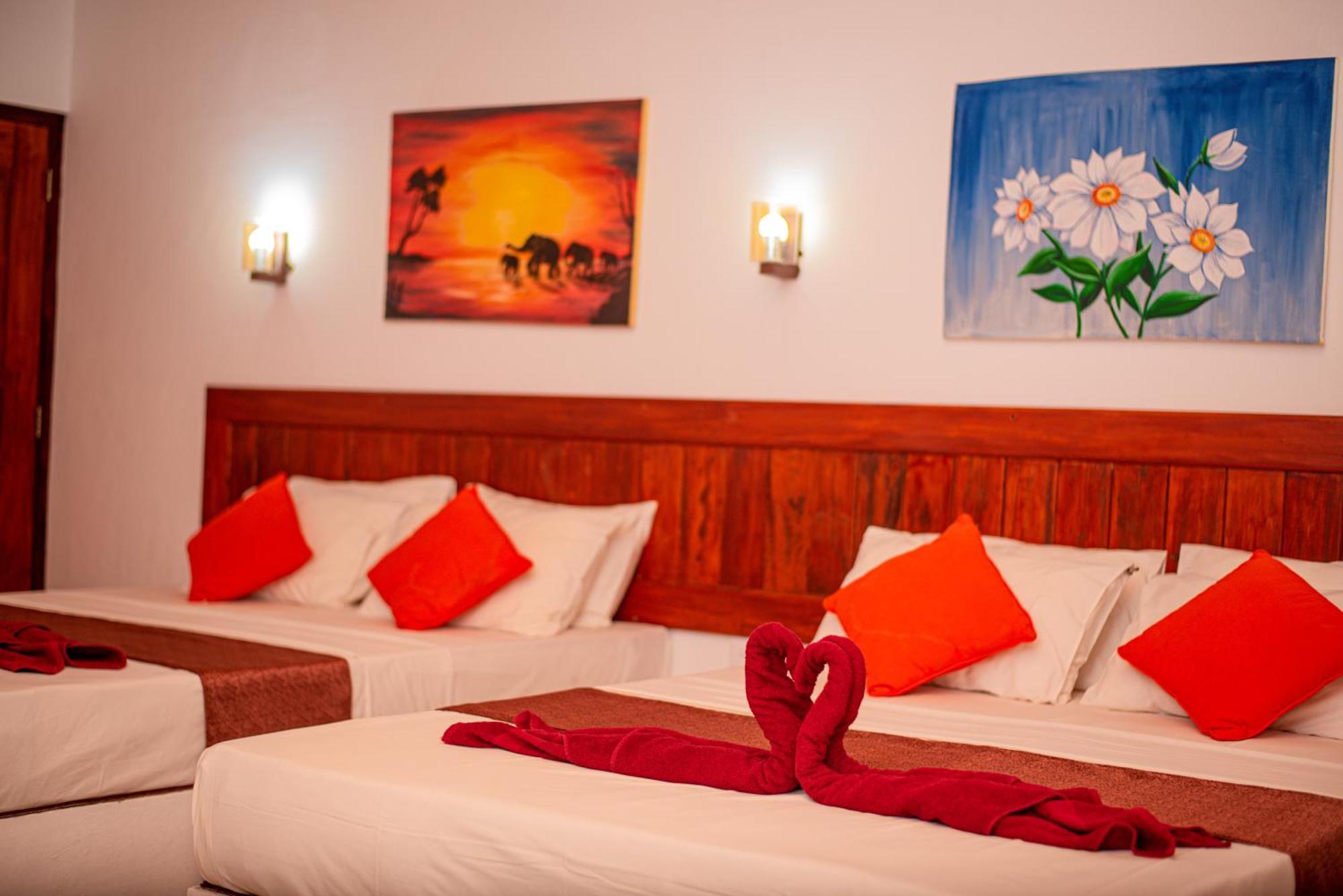 Sundowners Guesthouse Хикадува Екстериор снимка