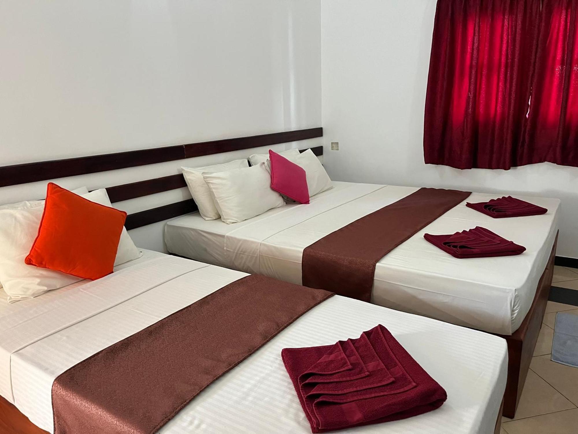 Sundowners Guesthouse Хикадува Стая снимка